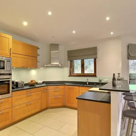 Апартаменты Spacious With Large Garden 4 Min Walk Cable Car Шампери