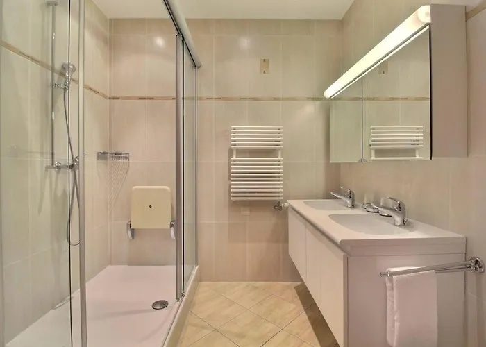 Lägenhet Spacious With Large Garden 4 Min Walk Cable Car *